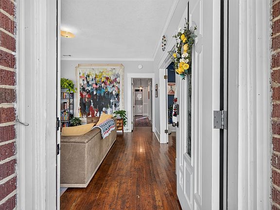 4th image of 305 E 54th St