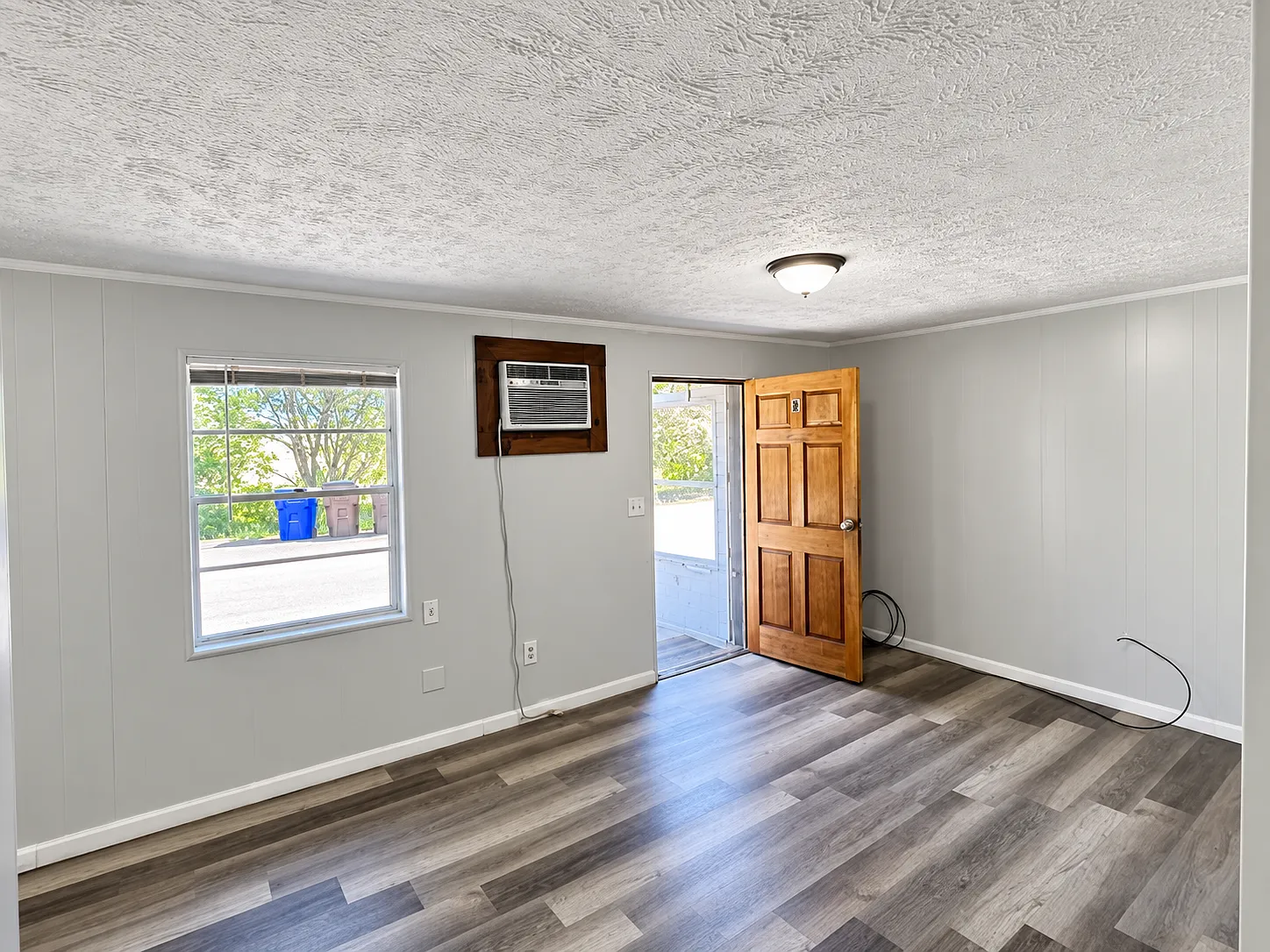 714 Henry Ln — Photo 2