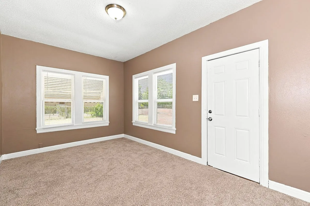 2201 Windsor Ave - 2201 Windsor Ave — Photo 4