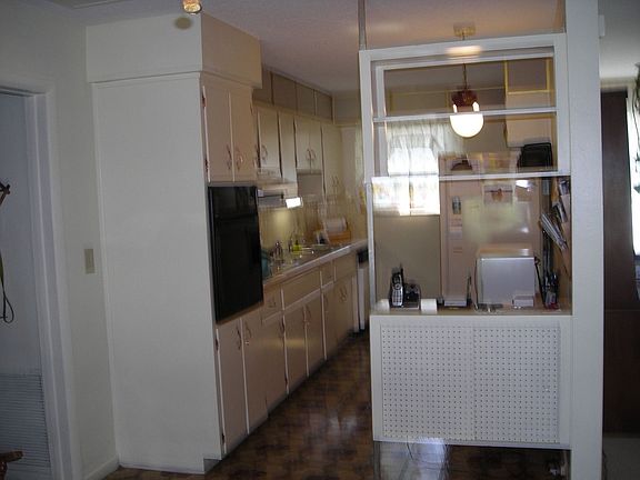 KITCHEN W/UPGRADED APPLIANCES,NEW CURTAINS, CERAMIC TILING.
