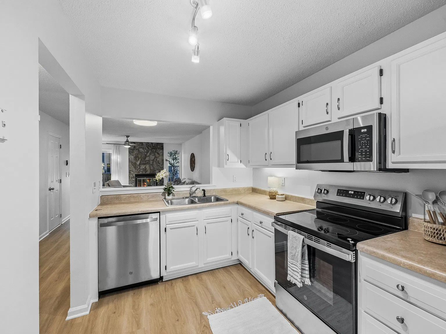 2 bed, 1108 sqft, $1,895 — Photo 4