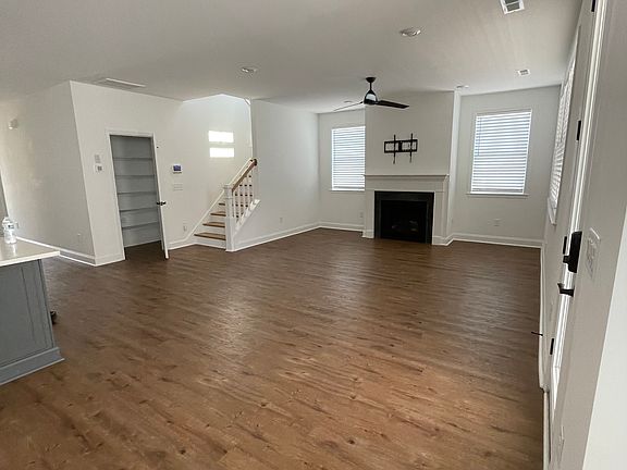 5th image of 828 Wharton Ave