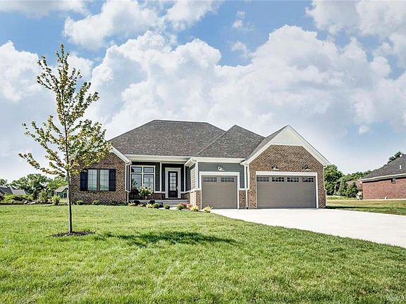 3rd image of 482 Woodfield Dr