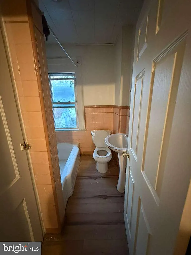 2 bed, 1.0 bath, 4046 sqft, $1,600 — Photo 3