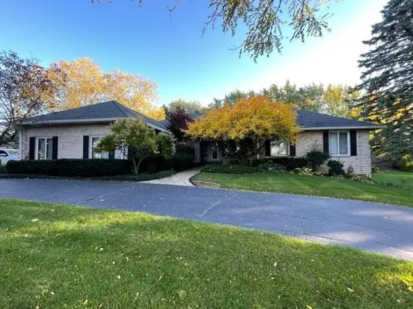 12 N Highview Cir, Hawthorn Woods, IL 60047