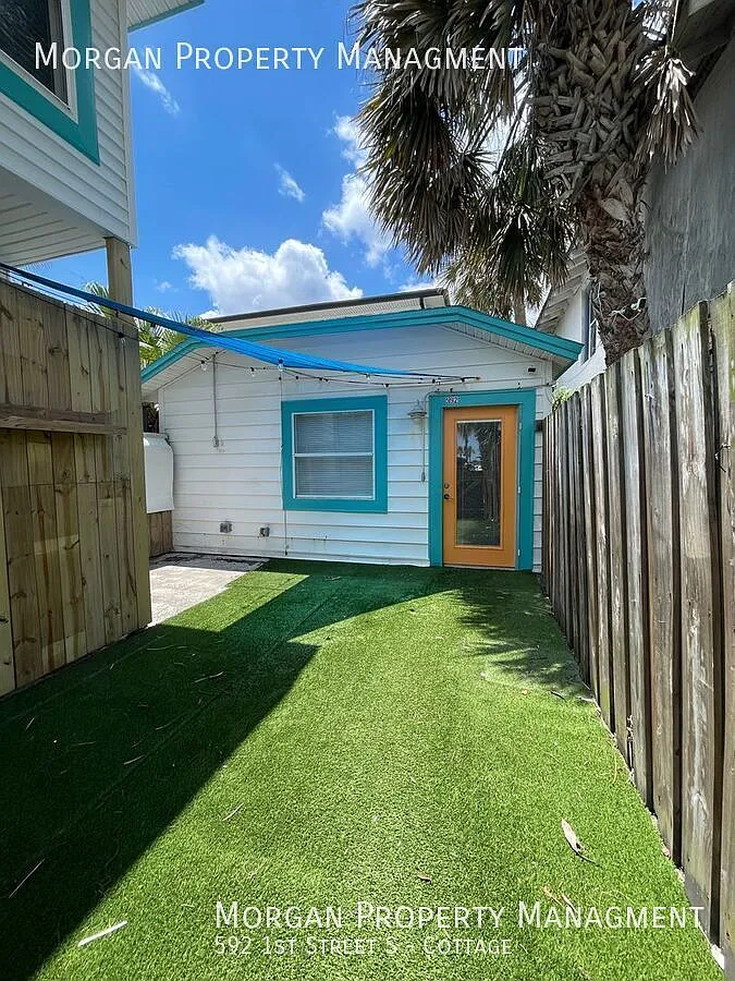 Beautiful Studio Apartment Across the Street from the Ocean! Fresh Paint! — Photo 2