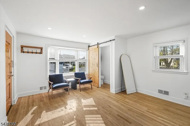 1 bed, 1.0 bath, $8,750 — Photo 3