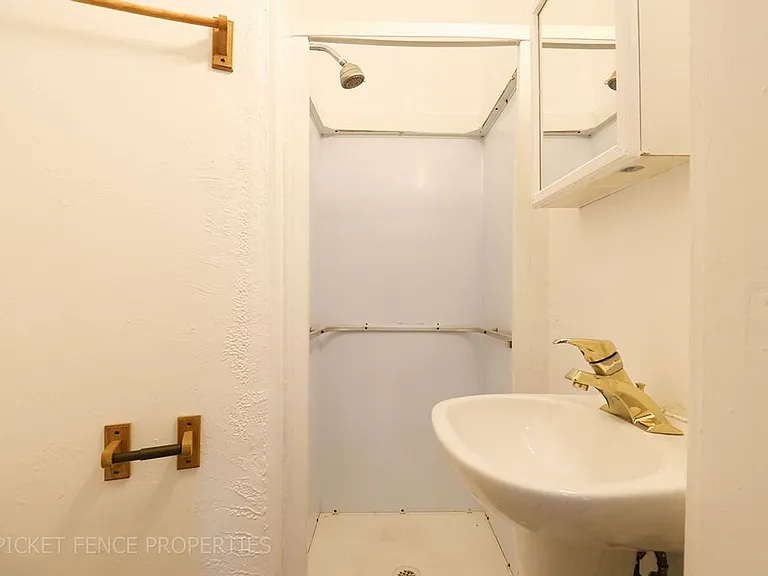 605 Mathews St — Photo 10