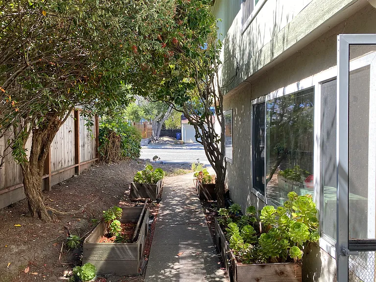 Clinton St — Photo 10