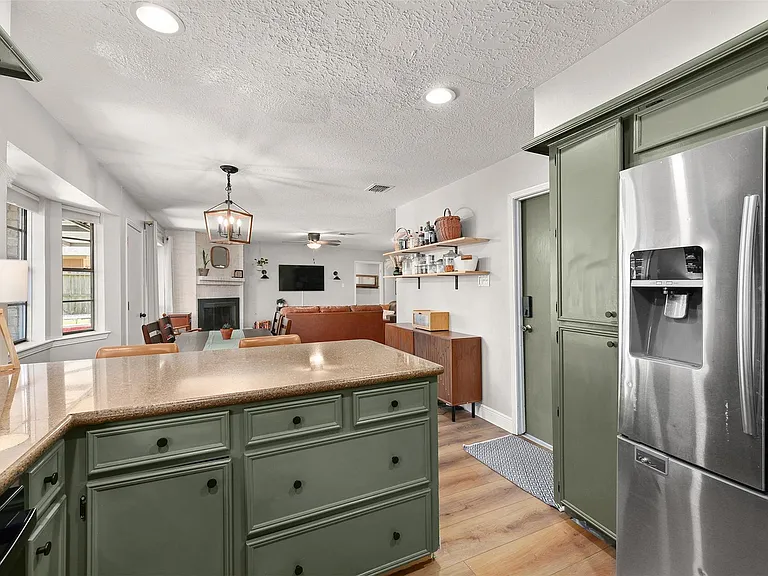 1819 Meadow Creek Dr — Photo 14