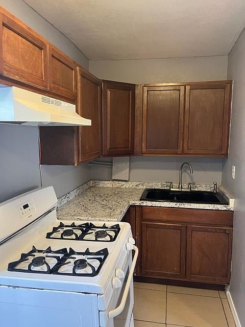 2nd image of 1402 S Flower St