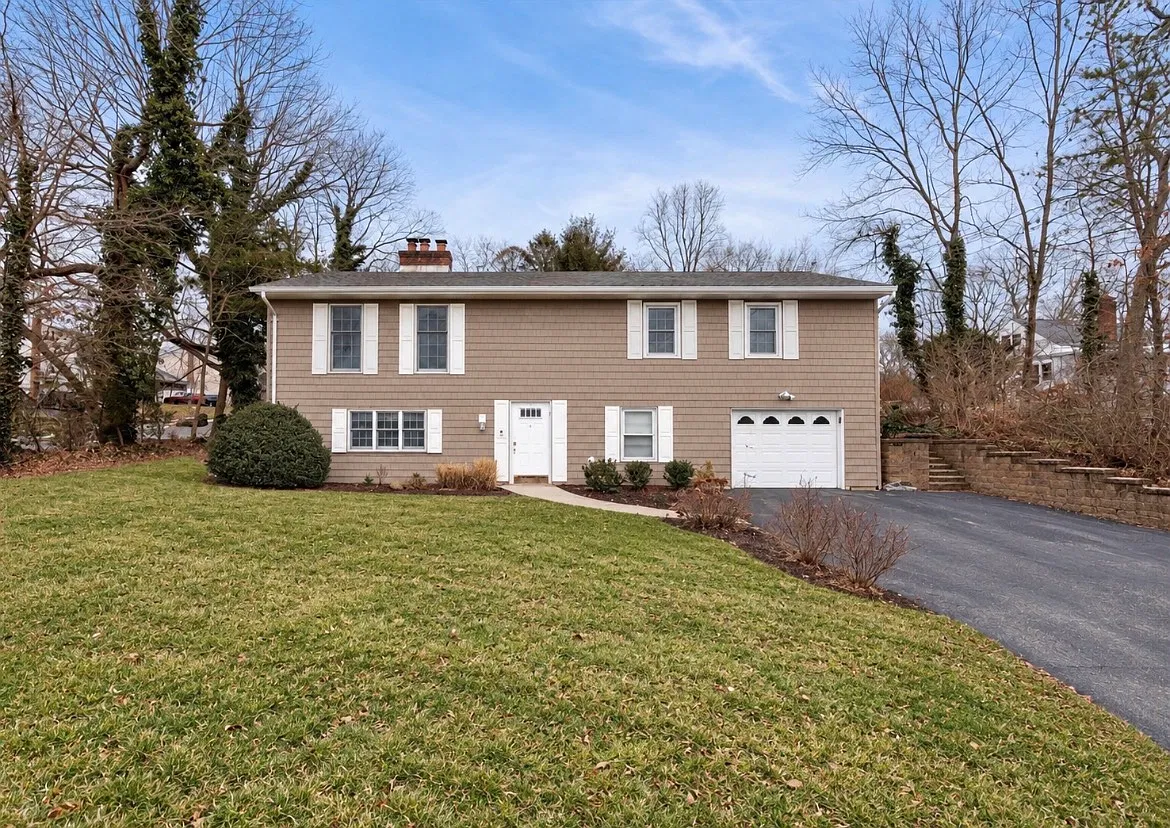 Terry Rd, Smithtown — Photo 2