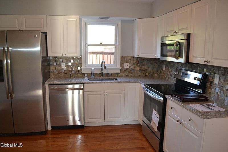 3rd image of 60 Colonial Road
