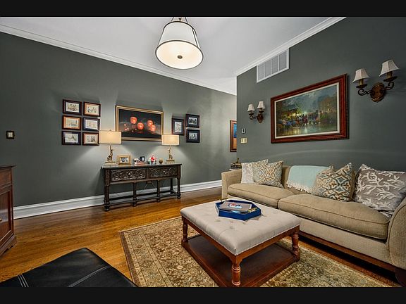 2nd image of 453 W Fullerton Pkwy APT 1E