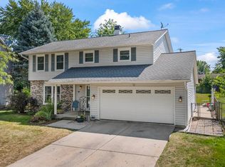 18 Spring Valley Ln, Streamwood, IL 60107