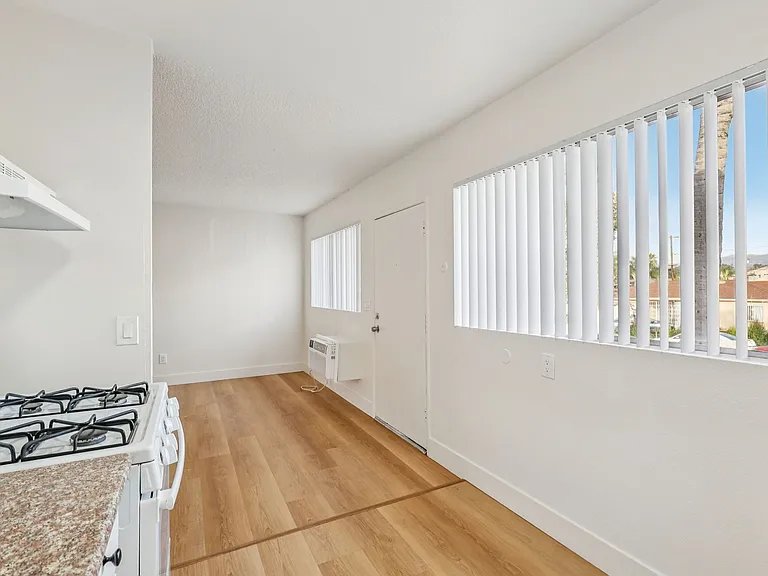 Bella Vista Apartments — Photo 15