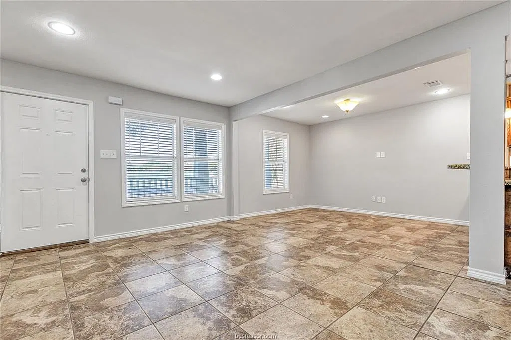 4 bed, 1915 sqft, $3,750 — Photo 2