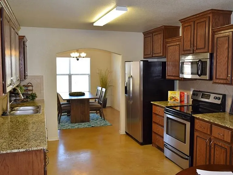 2711 Tara Dr — Photo 3