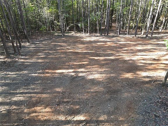 3rd image of 16 Woods Rd