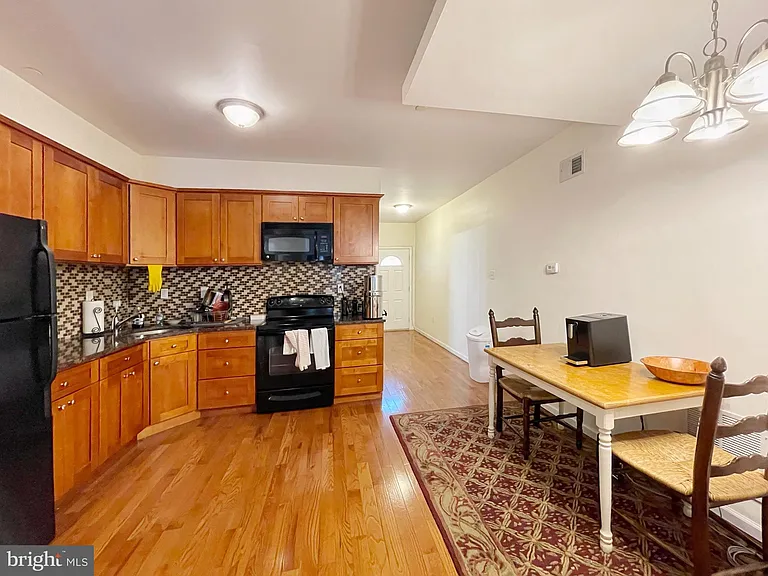 1131 Green St #1 — Photo 5