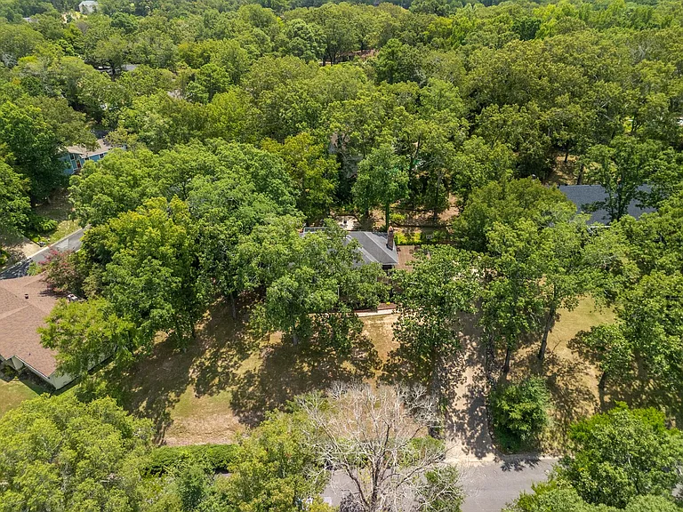112 Leigh Cir — Photo 3