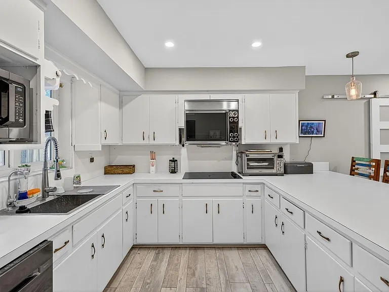 1570 NE 30th Pl — Photo 31