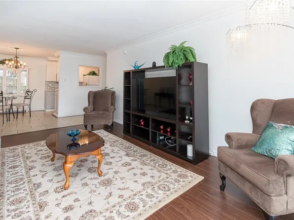 2050 White Birch Rd #111, Sidney, BC V8L 2R1
