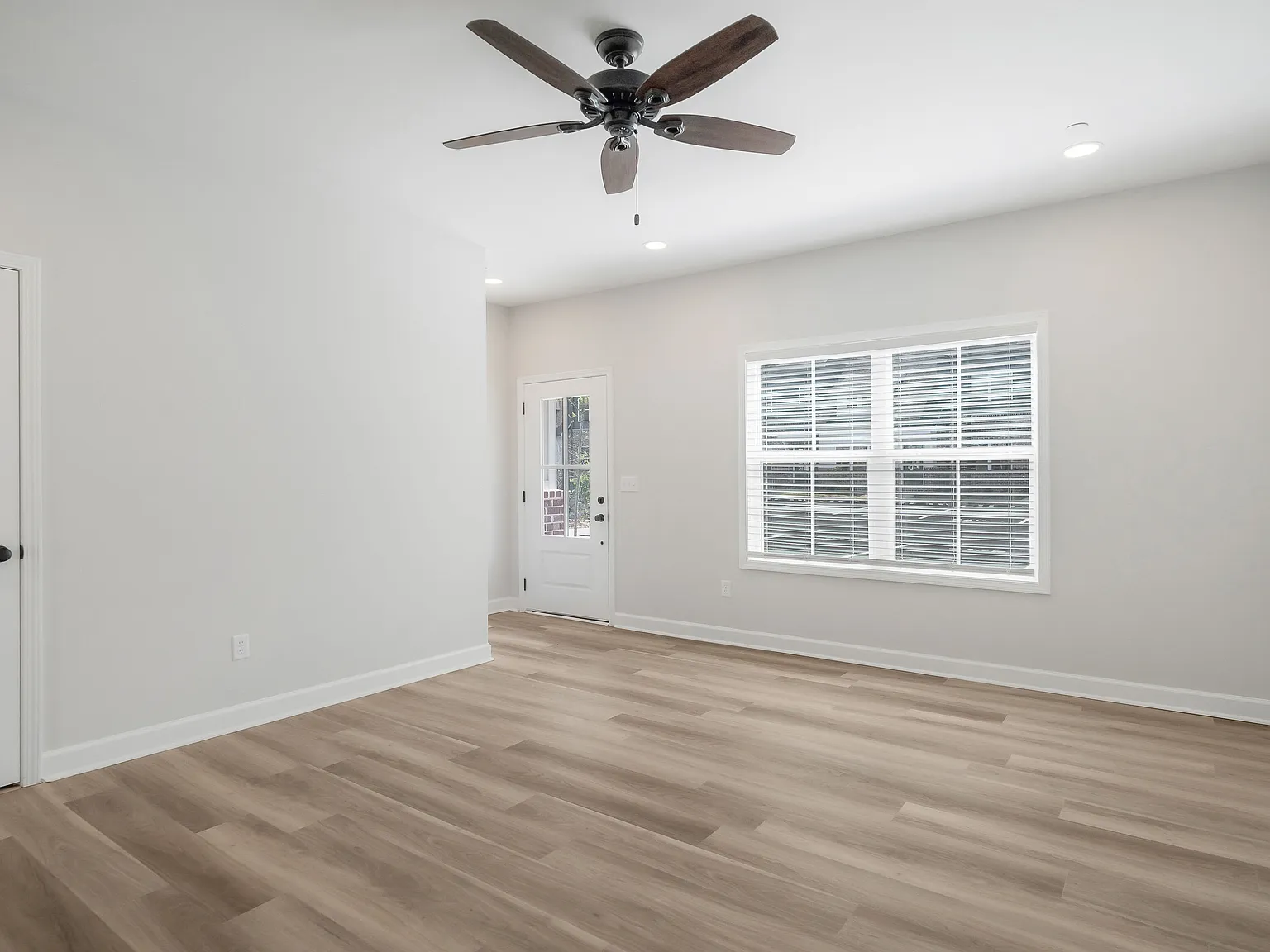 2 bed, 2.5 bath, 1300 sqft, $1,500 — Photo 2