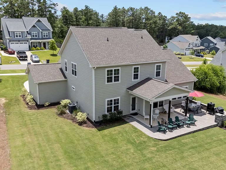 130 Amelia Dr — Photo 4