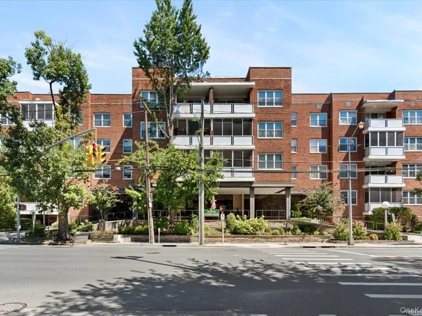 1 Kensington Gate #112, Great Neck, NY 11023