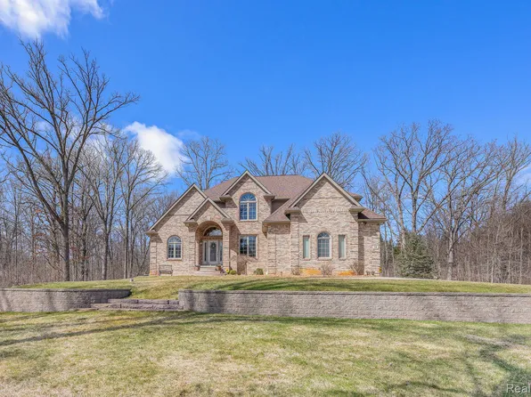 595 Donna Mae, Leonard, MI 48367