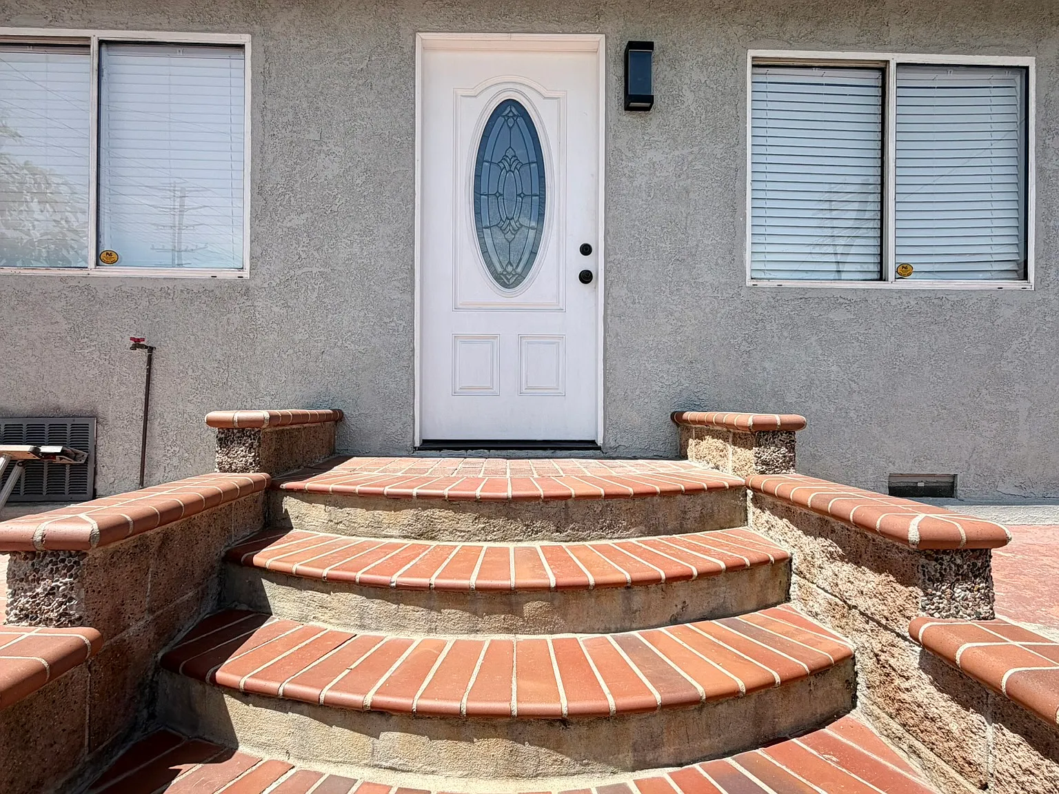3 bed, 588 sqft, $3,300 — Photo 2