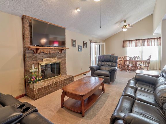 4th image of 414 Brookview Dr