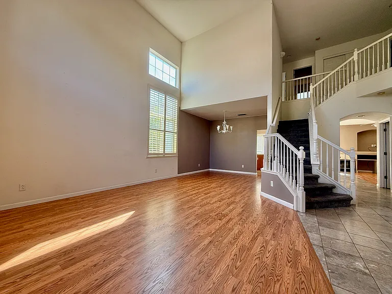 4051 Pine Lake Cir — Photo 2