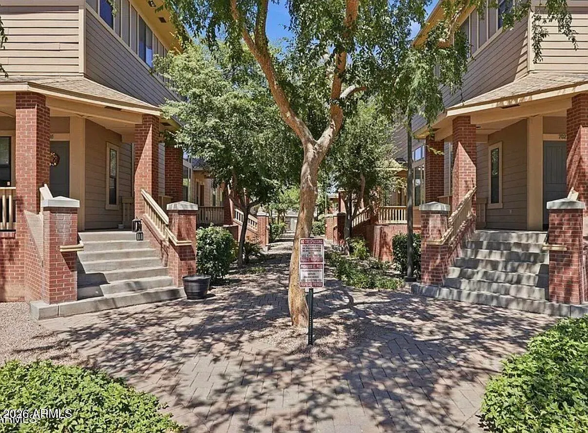 3 bed, 3.0 bath, 1218 sqft, $2,200 — Photo 4