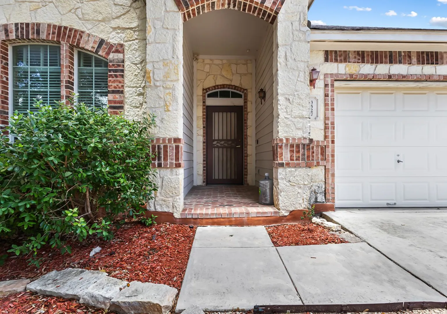 Spacious 4-Bedroom Home with Game Room & 3-Car Garage — Photo 2