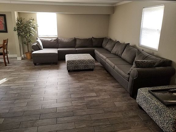 Level 1 : Huge Family Room