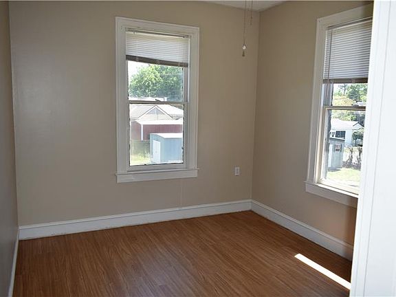 3rd image of 522 Glenmar Ave