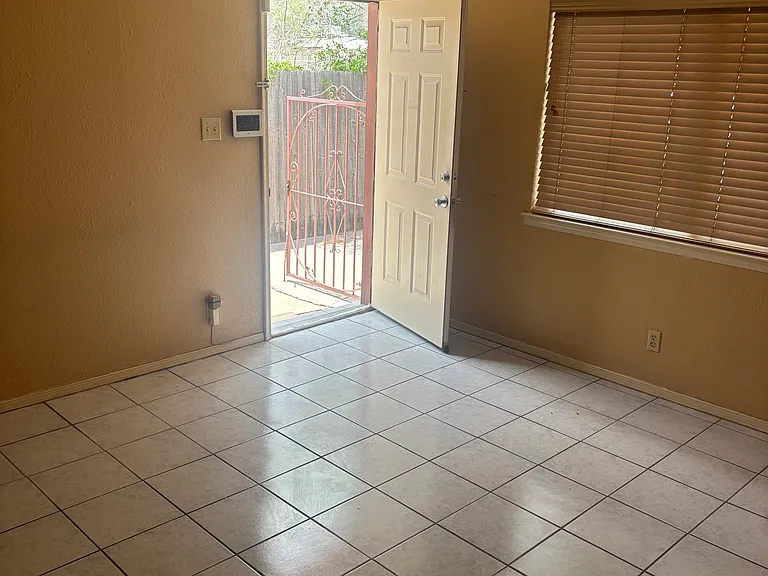 524 Myra St — Photo 14