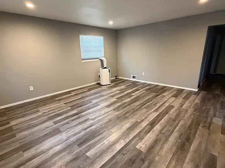 20501 Northlawn St — Photo 3