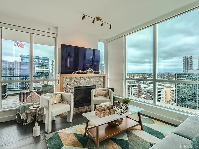 325 7th Ave #2101 — Photo 3