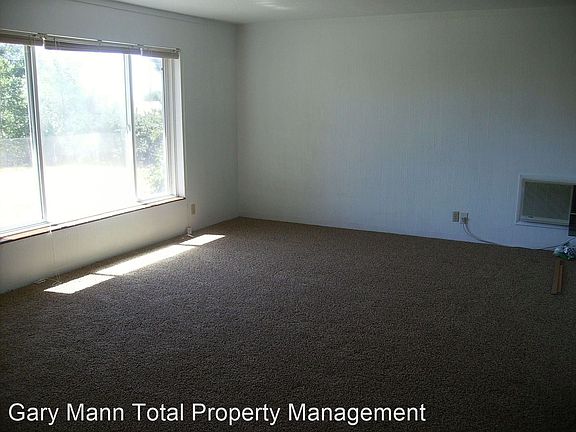 3rd image of 609 W Crest Dr