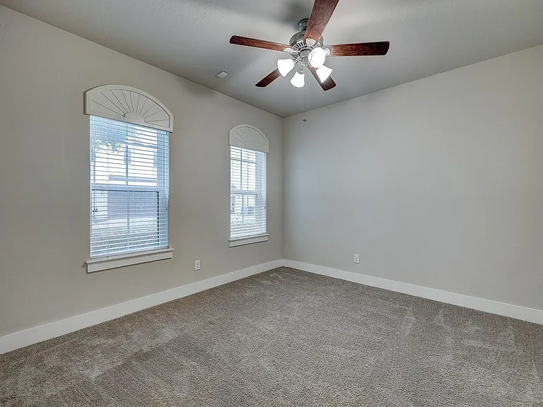 2724 Freund St — Photo 10