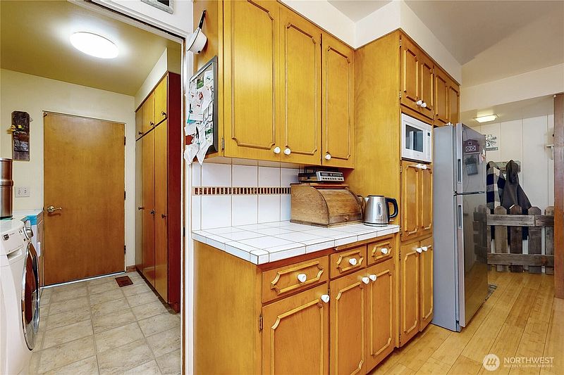 5th image of 412 SW Parkview Street