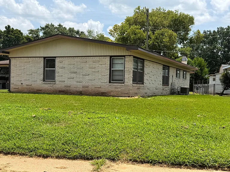 1220 Caroline Dr — Photo 3
