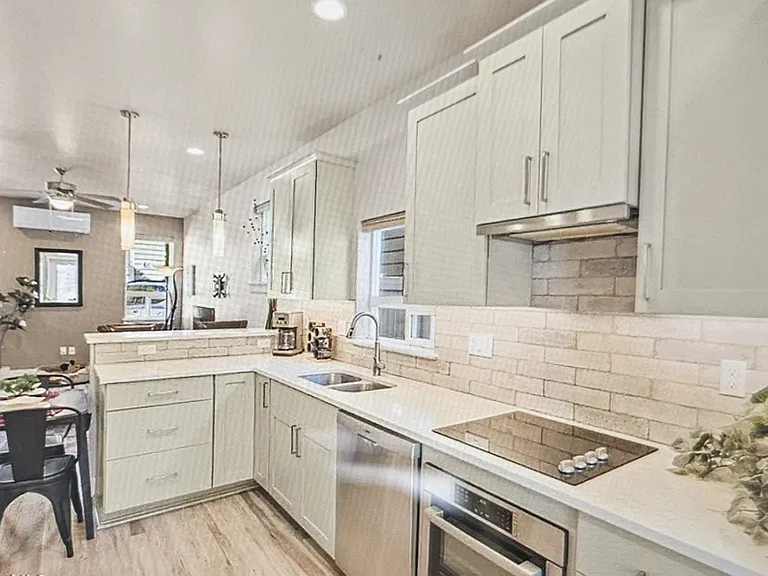 1718 N Solomon Ct — Photo 4