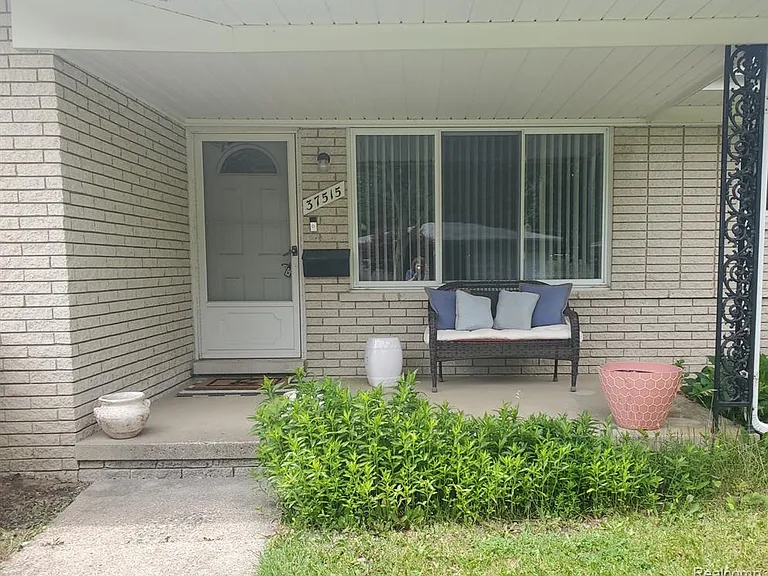 37515 Agar Dr — Photo 2