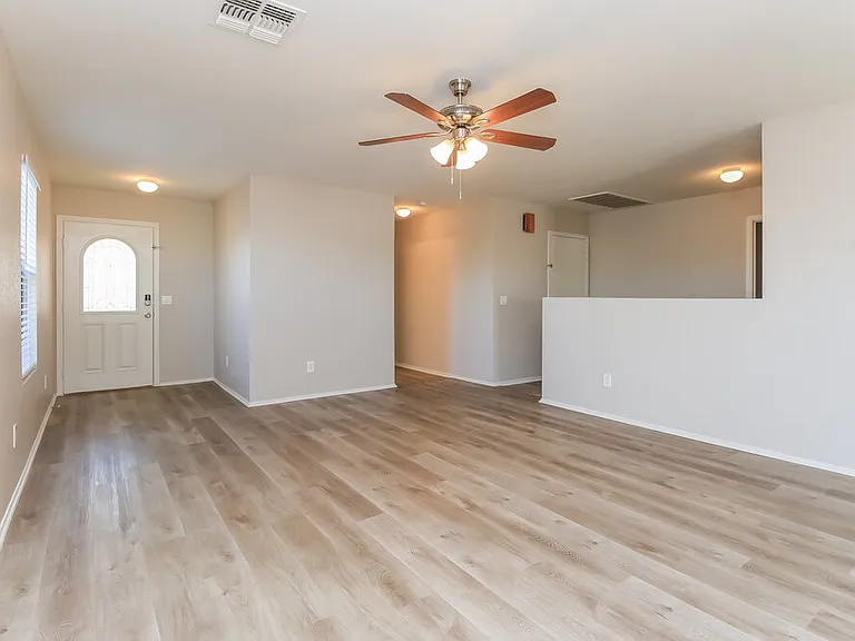 1006 S Clancy Cir — Photo 3