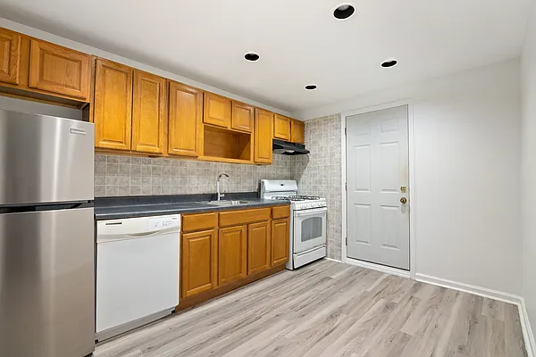 Rented by SERHANT. | media 6