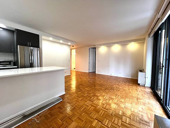 5th image of 161 W 61st St APT 10H